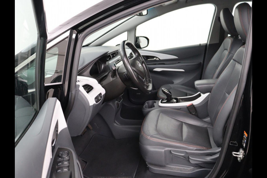 Opel Ampera-E Innovation 60 kWh | Leder | Stoelverwarming | Camera | Park Assist | Stuurverwarming | Bi-Xenon | Keyless | Carplay | Navigatie | Cruise control