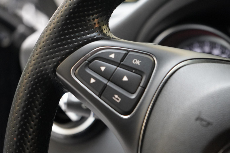 Mercedes-Benz GLA 200 Premium Plus AMG pakket | Leder | Sportstoelen | Camera | Navigatie | Unieke km-stand