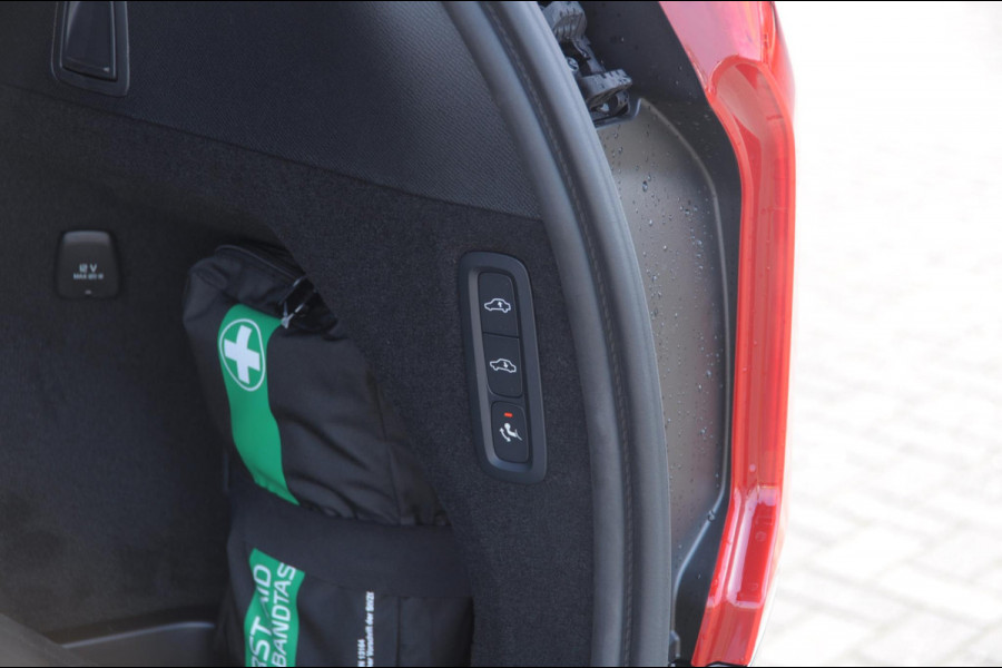 Volvo XC90 T8 455PK Recharge AWD Ultra Dark Long range / Luchtvering / Bowers & Wilkins/ Polestar Tuning / HEICO verlaging / Trekhaak / Head-up display / Stoelverwarming en ventilatie / Massagestoelen / Memory seats / Adaptive cruise control / 360 Camera /