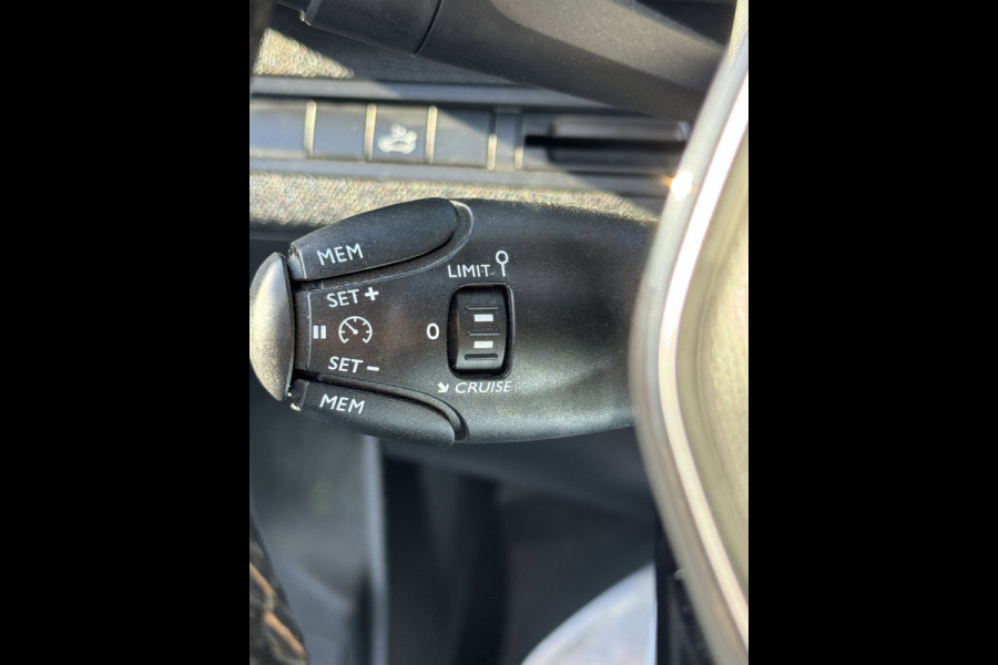 Peugeot 3008 1.2 PureTech GT Line - Panorama dak I Navigatie / Apple CarPlay I Airco I 1/2 Leer I Sport pakket I Dealer onderh.