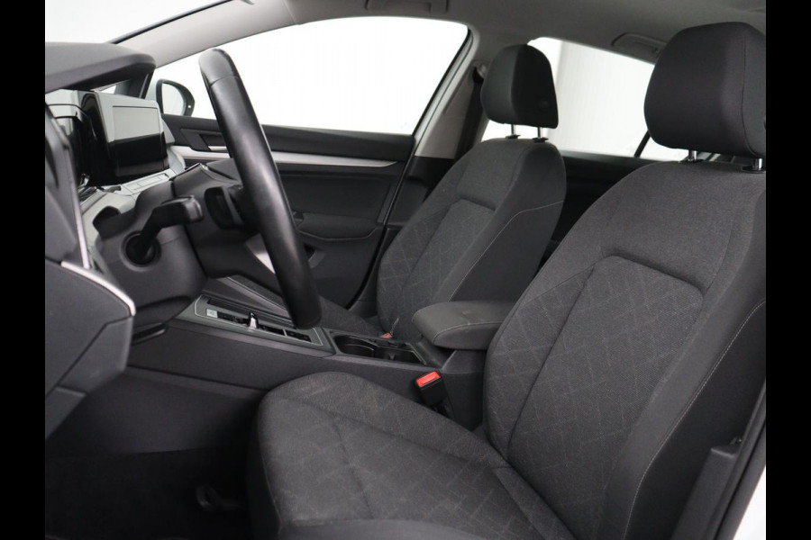 Volkswagen Golf 1.0 eTSI Life | Carplay | Sfeerverlichting | Adaptive cruise | Navigatie | Parkeerhulp | Full LED | Climate control | Bluetooth