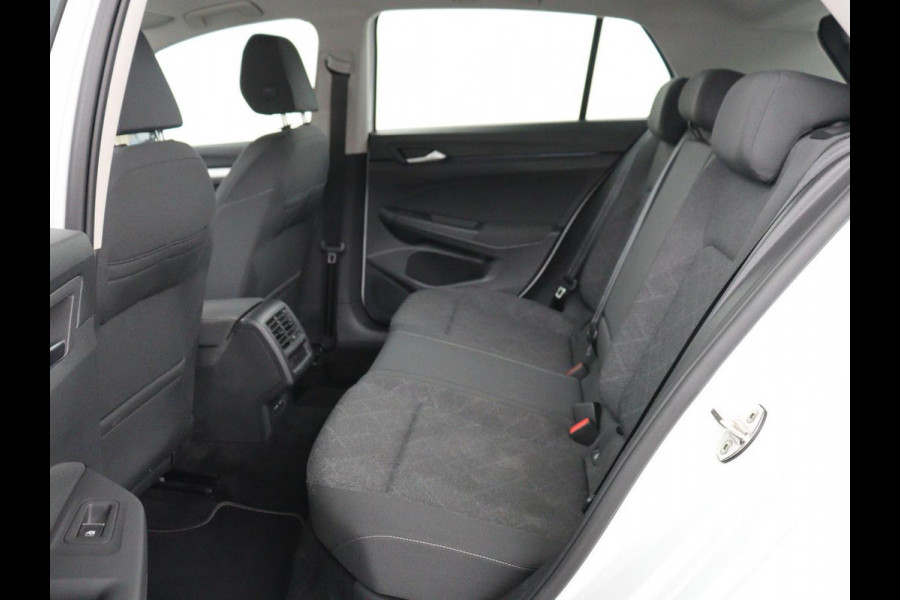 Volkswagen Golf 1.0 eTSI Life | Carplay | Sfeerverlichting | Adaptive cruise | Navigatie | Parkeerhulp | Full LED | Climate control | Bluetooth