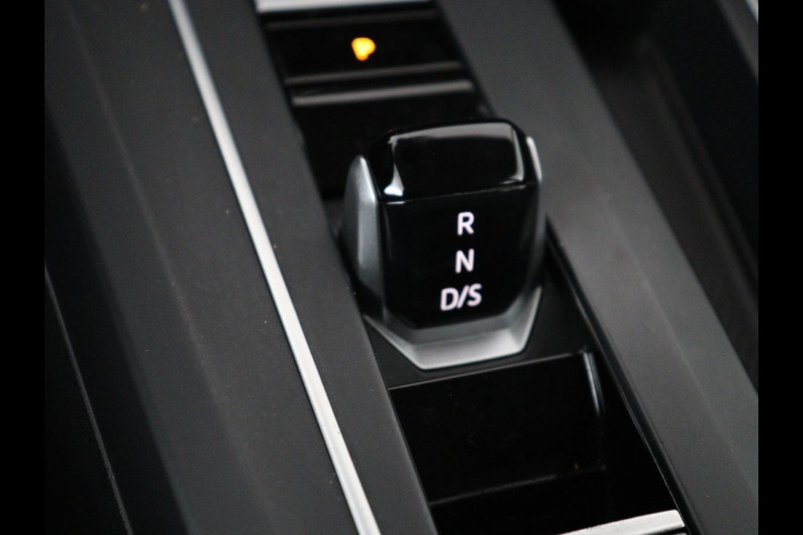 Volkswagen Golf 1.0 eTSI Life | Carplay | Sfeerverlichting | Adaptive cruise | Navigatie | Parkeerhulp | Full LED | Climate control | Bluetooth