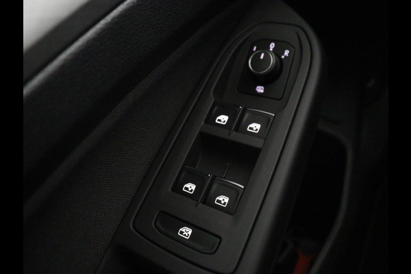 Volkswagen Golf 1.0 eTSI Life | Carplay | Sfeerverlichting | Adaptive cruise | Navigatie | Parkeerhulp | Full LED | Climate control | Bluetooth