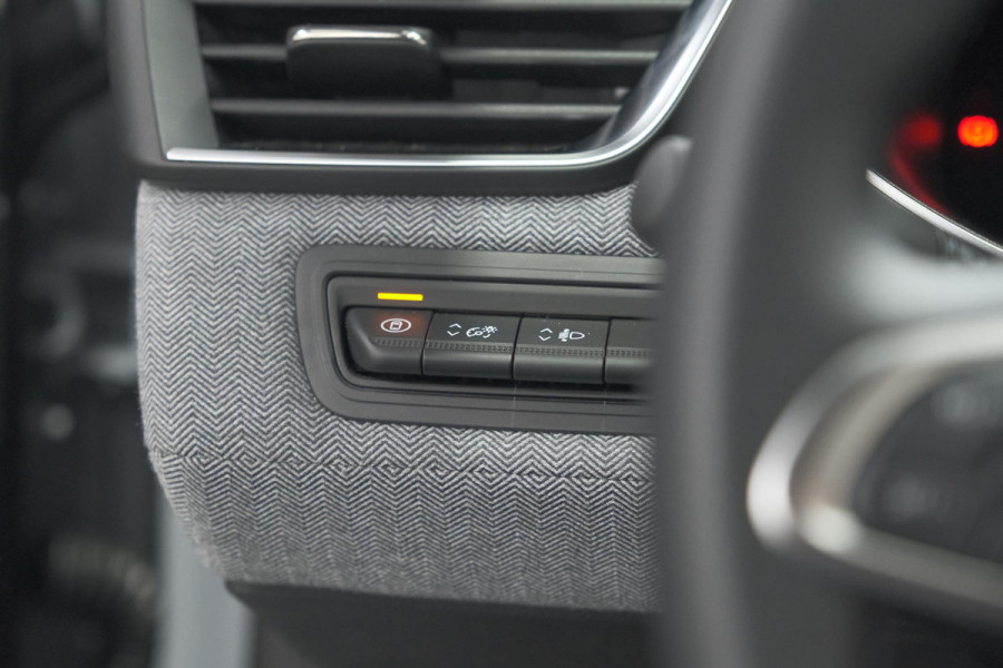 Renault Clio TCe 90 GPF techno | 360 Camera | Adaptieve Cruise Control | 9.3 Inch Groot Scherm | voor- en achtersensoren