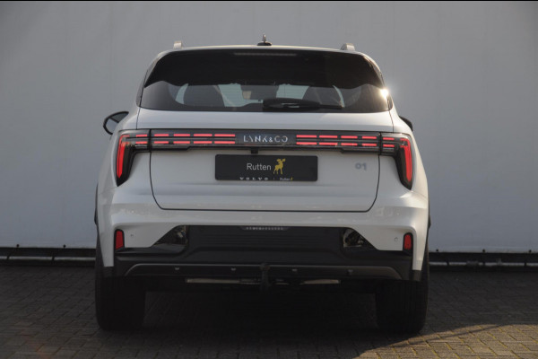 Lynk & Co 01 276PK Automaat Core / Adaptieve cruise control / Stoel - en stuurwielverarming / Parkeersensoren met camera / Apple carplay / Trekhaak / Metallic lak / 19" lichtmetalen velgen