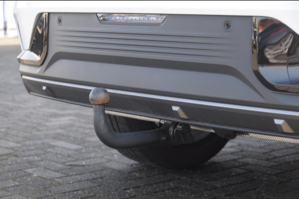 Lynk & Co 01 276PK Automaat Core / Adaptieve cruise control / Stoel - en stuurwielverarming / Parkeersensoren met camera / Apple carplay / Trekhaak / Metallic lak / 19" lichtmetalen velgen