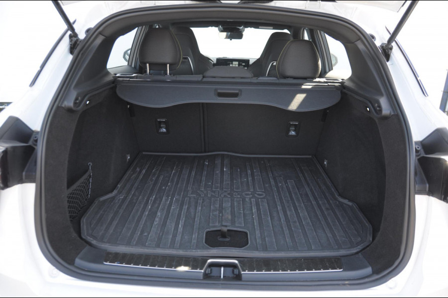 Lynk & Co 01 276PK Automaat Core / Adaptieve cruise control / Stoel - en stuurwielverarming / Parkeersensoren met camera / Apple carplay / Trekhaak / Metallic lak / 19" lichtmetalen velgen