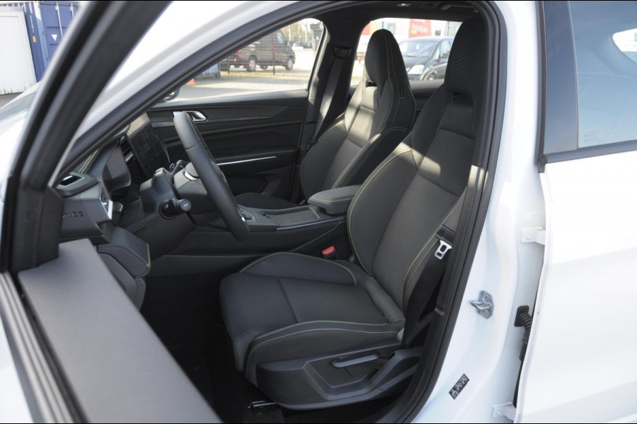 Lynk & Co 01 276PK Automaat Core / Adaptieve cruise control / Stoel - en stuurwielverarming / Parkeersensoren met camera / Apple carplay / Trekhaak / Metallic lak / 19" lichtmetalen velgen