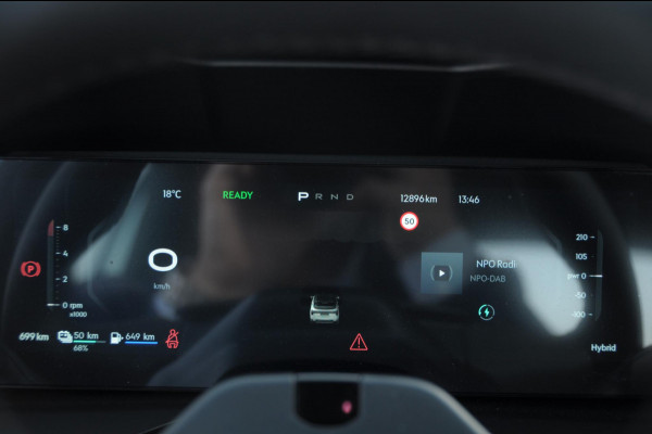 Lynk & Co 01 276PK Automaat Core / Adaptieve cruise control / Stoel - en stuurwielverarming / Parkeersensoren met camera / Apple carplay / Trekhaak / Metallic lak / 19" lichtmetalen velgen