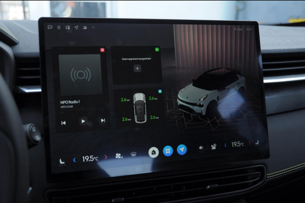 Lynk & Co 01 276PK Automaat Core / Adaptieve cruise control / Stoel - en stuurwielverarming / Parkeersensoren met camera / Apple carplay / Trekhaak / Metallic lak / 19" lichtmetalen velgen