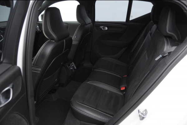 Volvo XC40 T3 163PK Automaat R-Design Adaptieve cruise control / Leder met alcantara bekleding / Parkeersensoren met camera / Trekhaak / stoel - en stuurverwarming / Apple carplay