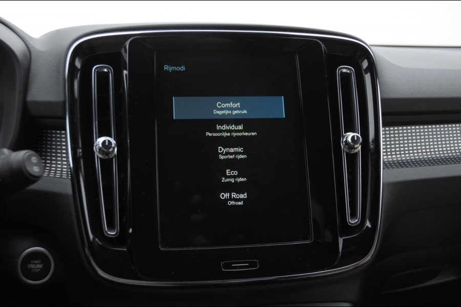 Volvo XC40 T3 163PK Automaat R-Design Adaptieve cruise control / Leder met alcantara bekleding / Parkeersensoren met camera / Trekhaak / stoel - en stuurverwarming / Apple carplay