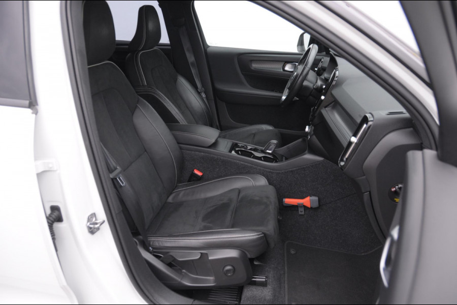 Volvo XC40 T3 163PK Automaat R-Design Adaptieve cruise control / Leder met alcantara bekleding / Parkeersensoren met camera / Trekhaak / stoel - en stuurverwarming / Apple carplay