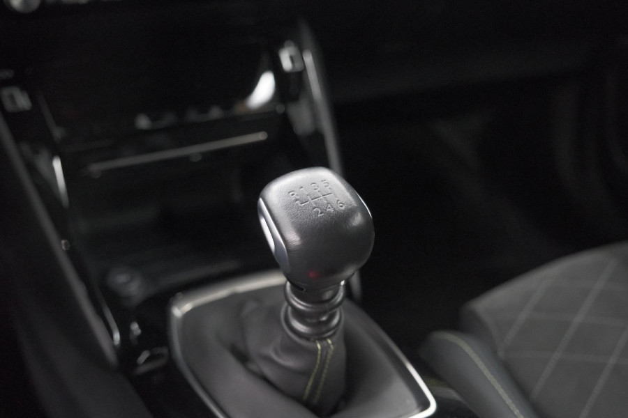 Peugeot 2008 PureTech 130 GT | Panoramadak | Adaptieve Cruise Control | Camera | Stoelverwarming