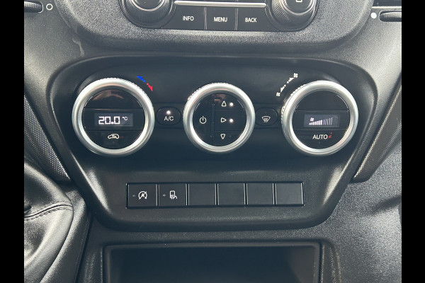 Iveco Daily 35S14V 2.3 136 PK / L2H2 / 270 A DEUREN / 3.5T TREKHAAK / 45.331 KM !! / AIRCO / BLUETOOTH