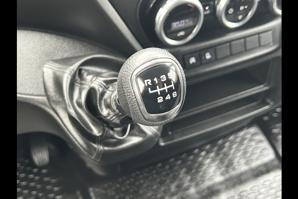 Iveco Daily 35S14V 2.3 136 PK / L2H2 / 270 A DEUREN / 3.5T TREKHAAK / 45.331 KM !! / AIRCO / BLUETOOTH