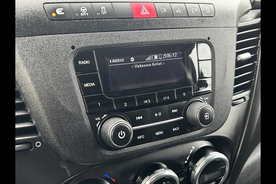 Iveco Daily 35S14V 2.3 136 PK / L2H2 / 270 A DEUREN / 3.5T TREKHAAK / 45.331 KM !! / AIRCO / BLUETOOTH