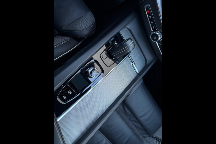 Volvo XC60 T6 Aut. R-Design Parkeercamera Google 340pk