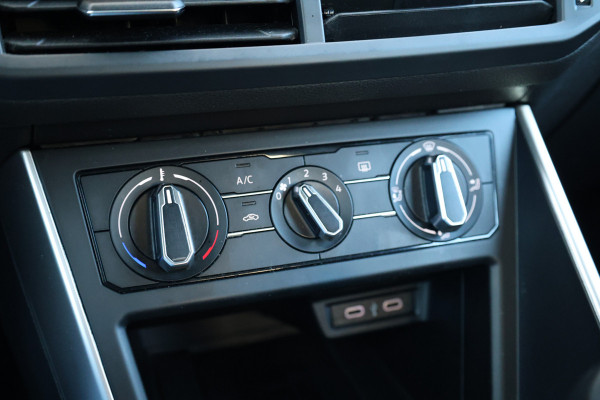Volkswagen Polo 1.0 TSI Life | NAP! | DIGITAL | PDC VOOR & ACHTER | CARPLAY |