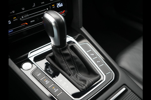 Volkswagen Arteon 1.4 TSI eHybrid R-Line Plug In Hybrid 218pk Dealer O.H. PHEV | Lederen Sportstoelen Memory & Massage | Adaptive Cruise | Camera | Matrix LED | Apple Caplay | Voorstoelen Verwarmd | Blis | Virtual | Navigatie | DAB |