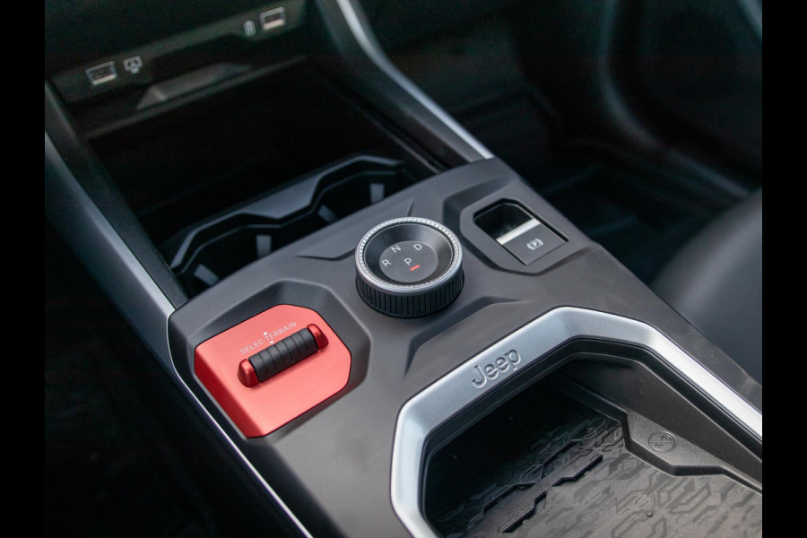 Jeep Compass First Edition 74 kWh | Adapt. Cruise | Camera | Carplay | 20" | Elektr. A-Klep | Navi | Winter Pack | Schuif/Kanteldak | Premium Pack | Conv. Pack | Warmtepomp | Nappa Leder