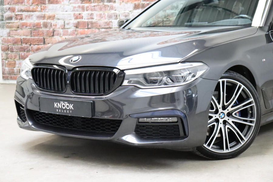 BMW 5 Serie Touring 530i High Executive M Sport Pakket Automaat / Navigatiesysteem Professional /  Head-Up Display / Comfortstoelen / Trekhaak / Sfeerverlichting / Driving Assistant / Stoelverwarming / Multifunctioneel Instrumentendisplay / Hifi / Adaptieve LED-koplamp / M Sportremsysteem / Active Protection