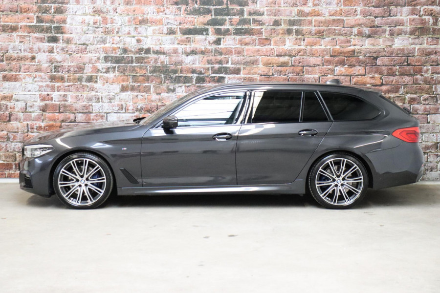 BMW 5 Serie Touring 530i High Executive M Sport Pakket Automaat / Navigatiesysteem Professional /  Head-Up Display / Comfortstoelen / Trekhaak / Sfeerverlichting / Driving Assistant / Stoelverwarming / Multifunctioneel Instrumentendisplay / Hifi / Adaptieve LED-koplamp / M Sportremsysteem / Active Protection