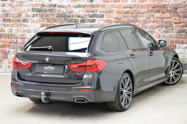 BMW 5 Serie Touring 530i High Executive M Sport Pakket Automaat / Navigatiesysteem Professional /  Head-Up Display / Comfortstoelen / Trekhaak / Sfeerverlichting / Driving Assistant / Stoelverwarming / Multifunctioneel Instrumentendisplay / Hifi / Adaptieve LED-koplamp / M Sportremsysteem / Active Protection
