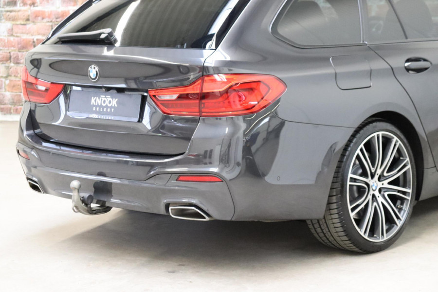 BMW 5 Serie Touring 530i High Executive M Sport Pakket Automaat / Navigatiesysteem Professional /  Head-Up Display / Comfortstoelen / Trekhaak / Sfeerverlichting / Driving Assistant / Stoelverwarming / Multifunctioneel Instrumentendisplay / Hifi / Adaptieve LED-koplamp / M Sportremsysteem / Active Protection