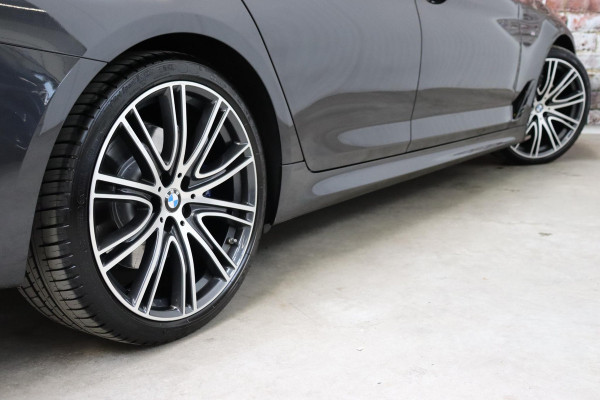 BMW 5 Serie Touring 530i High Executive M Sport Pakket Automaat / Navigatiesysteem Professional /  Head-Up Display / Comfortstoelen / Trekhaak / Sfeerverlichting / Driving Assistant / Stoelverwarming / Multifunctioneel Instrumentendisplay / Hifi / Adaptieve LED-koplamp / M Sportremsysteem / Active Protection