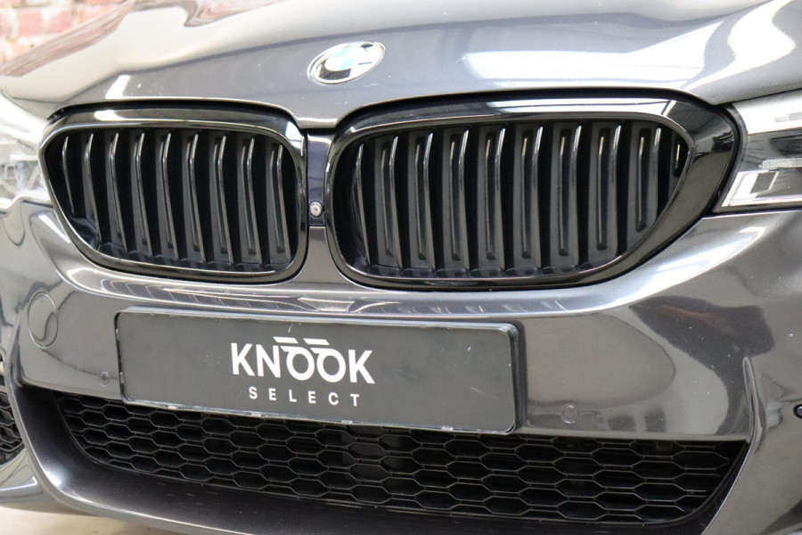 BMW 5 Serie Touring 530i High Executive M Sport Pakket Automaat / Navigatiesysteem Professional /  Head-Up Display / Comfortstoelen / Trekhaak / Sfeerverlichting / Driving Assistant / Stoelverwarming / Multifunctioneel Instrumentendisplay / Hifi / Adaptieve LED-koplamp / M Sportremsysteem / Active Protection