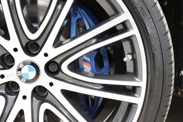 BMW 5 Serie Touring 530i High Executive M Sport Pakket Automaat / Navigatiesysteem Professional /  Head-Up Display / Comfortstoelen / Trekhaak / Sfeerverlichting / Driving Assistant / Stoelverwarming / Multifunctioneel Instrumentendisplay / Hifi / Adaptieve LED-koplamp / M Sportremsysteem / Active Protection