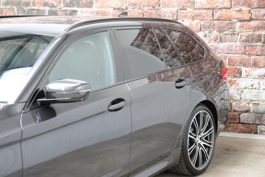 BMW 5 Serie Touring 530i High Executive M Sport Pakket Automaat / Navigatiesysteem Professional /  Head-Up Display / Comfortstoelen / Trekhaak / Sfeerverlichting / Driving Assistant / Stoelverwarming / Multifunctioneel Instrumentendisplay / Hifi / Adaptieve LED-koplamp / M Sportremsysteem / Active Protection