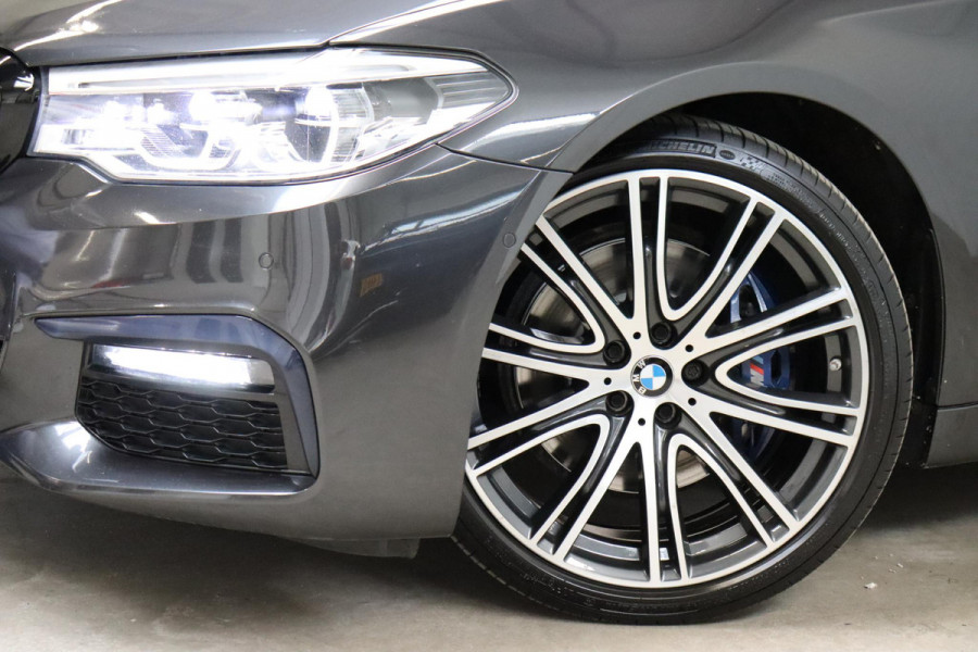 BMW 5 Serie Touring 530i High Executive M Sport Pakket Automaat / Navigatiesysteem Professional /  Head-Up Display / Comfortstoelen / Trekhaak / Sfeerverlichting / Driving Assistant / Stoelverwarming / Multifunctioneel Instrumentendisplay / Hifi / Adaptieve LED-koplamp / M Sportremsysteem / Active Protection