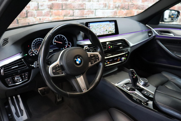 BMW 5 Serie Touring 530i High Executive M Sport Pakket Automaat / Navigatiesysteem Professional /  Head-Up Display / Comfortstoelen / Trekhaak / Sfeerverlichting / Driving Assistant / Stoelverwarming / Multifunctioneel Instrumentendisplay / Hifi / Adaptieve LED-koplamp / M Sportremsysteem / Active Protection