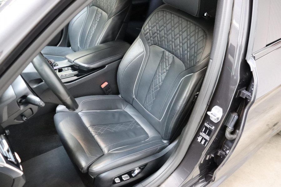 BMW 5 Serie Touring 530i High Executive M Sport Pakket Automaat / Navigatiesysteem Professional /  Head-Up Display / Comfortstoelen / Trekhaak / Sfeerverlichting / Driving Assistant / Stoelverwarming / Multifunctioneel Instrumentendisplay / Hifi / Adaptieve LED-koplamp / M Sportremsysteem / Active Protection