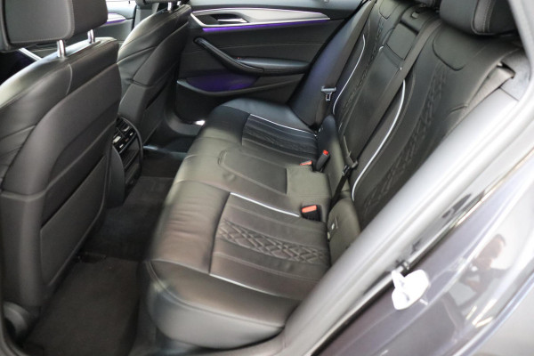 BMW 5 Serie Touring 530i High Executive M Sport Pakket Automaat / Navigatiesysteem Professional /  Head-Up Display / Comfortstoelen / Trekhaak / Sfeerverlichting / Driving Assistant / Stoelverwarming / Multifunctioneel Instrumentendisplay / Hifi / Adaptieve LED-koplamp / M Sportremsysteem / Active Protection
