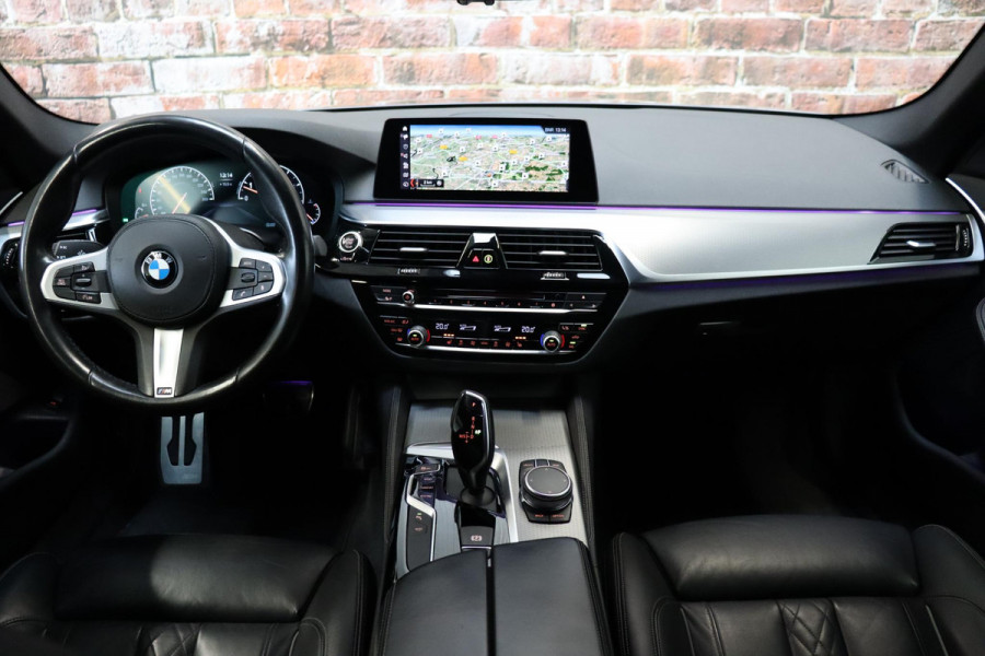 BMW 5 Serie Touring 530i High Executive M Sport Pakket Automaat / Navigatiesysteem Professional /  Head-Up Display / Comfortstoelen / Trekhaak / Sfeerverlichting / Driving Assistant / Stoelverwarming / Multifunctioneel Instrumentendisplay / Hifi / Adaptieve LED-koplamp / M Sportremsysteem / Active Protection