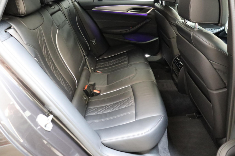 BMW 5 Serie Touring 530i High Executive M Sport Pakket Automaat / Navigatiesysteem Professional /  Head-Up Display / Comfortstoelen / Trekhaak / Sfeerverlichting / Driving Assistant / Stoelverwarming / Multifunctioneel Instrumentendisplay / Hifi / Adaptieve LED-koplamp / M Sportremsysteem / Active Protection