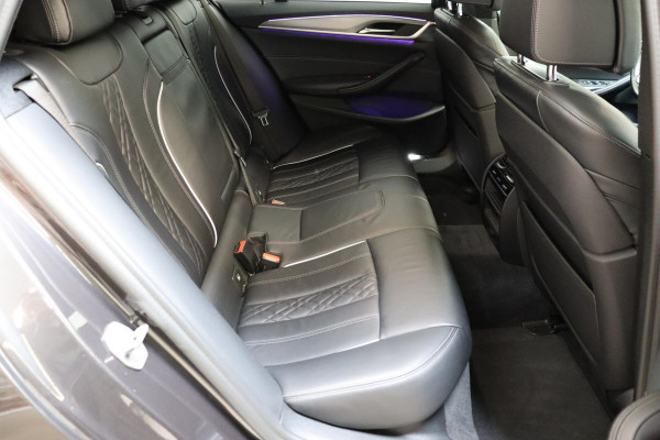 BMW 5 Serie Touring 530i High Executive M Sport Pakket Automaat / Navigatiesysteem Professional /  Head-Up Display / Comfortstoelen / Trekhaak / Sfeerverlichting / Driving Assistant / Stoelverwarming / Multifunctioneel Instrumentendisplay / Hifi / Adaptieve LED-koplamp / M Sportremsysteem / Active Protection