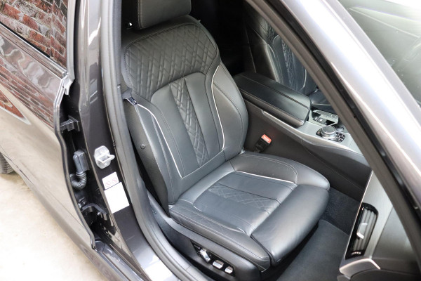 BMW 5 Serie Touring 530i High Executive M Sport Pakket Automaat / Navigatiesysteem Professional /  Head-Up Display / Comfortstoelen / Trekhaak / Sfeerverlichting / Driving Assistant / Stoelverwarming / Multifunctioneel Instrumentendisplay / Hifi / Adaptieve LED-koplamp / M Sportremsysteem / Active Protection