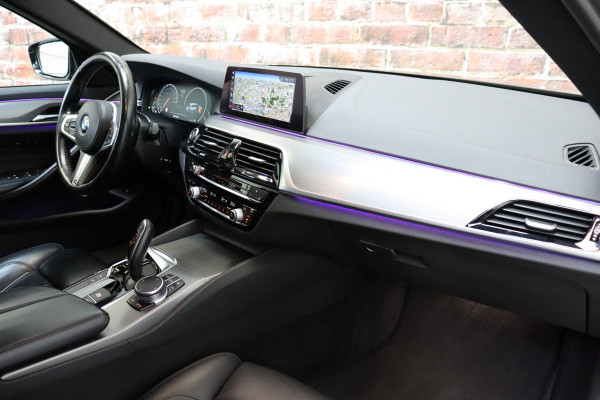 BMW 5 Serie Touring 530i High Executive M Sport Pakket Automaat / Navigatiesysteem Professional /  Head-Up Display / Comfortstoelen / Trekhaak / Sfeerverlichting / Driving Assistant / Stoelverwarming / Multifunctioneel Instrumentendisplay / Hifi / Adaptieve LED-koplamp / M Sportremsysteem / Active Protection