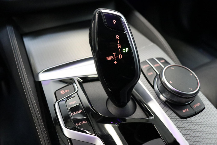 BMW 5 Serie Touring 530i High Executive M Sport Pakket Automaat / Navigatiesysteem Professional /  Head-Up Display / Comfortstoelen / Trekhaak / Sfeerverlichting / Driving Assistant / Stoelverwarming / Multifunctioneel Instrumentendisplay / Hifi / Adaptieve LED-koplamp / M Sportremsysteem / Active Protection