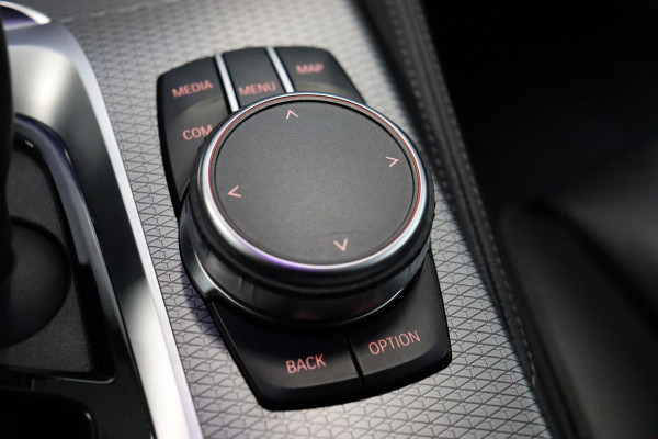 BMW 5 Serie Touring 530i High Executive M Sport Pakket Automaat / Navigatiesysteem Professional /  Head-Up Display / Comfortstoelen / Trekhaak / Sfeerverlichting / Driving Assistant / Stoelverwarming / Multifunctioneel Instrumentendisplay / Hifi / Adaptieve LED-koplamp / M Sportremsysteem / Active Protection