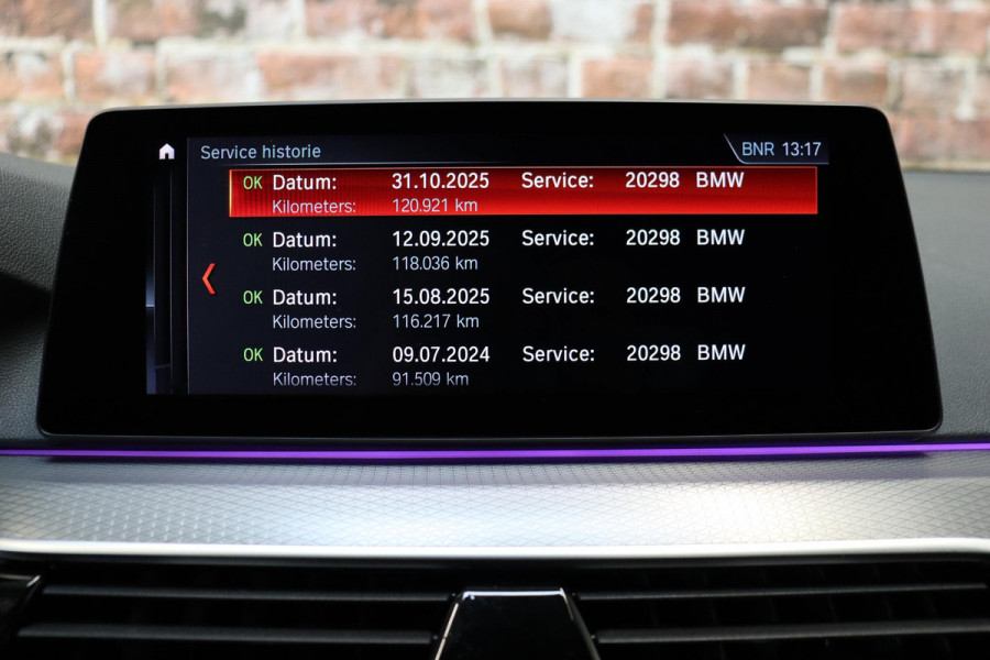 BMW 5 Serie Touring 530i High Executive M Sport Pakket Automaat / Navigatiesysteem Professional /  Head-Up Display / Comfortstoelen / Trekhaak / Sfeerverlichting / Driving Assistant / Stoelverwarming / Multifunctioneel Instrumentendisplay / Hifi / Adaptieve LED-koplamp / M Sportremsysteem / Active Protection