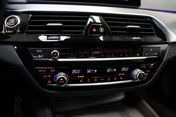 BMW 5 Serie Touring 530i High Executive M Sport Pakket Automaat / Navigatiesysteem Professional /  Head-Up Display / Comfortstoelen / Trekhaak / Sfeerverlichting / Driving Assistant / Stoelverwarming / Multifunctioneel Instrumentendisplay / Hifi / Adaptieve LED-koplamp / M Sportremsysteem / Active Protection