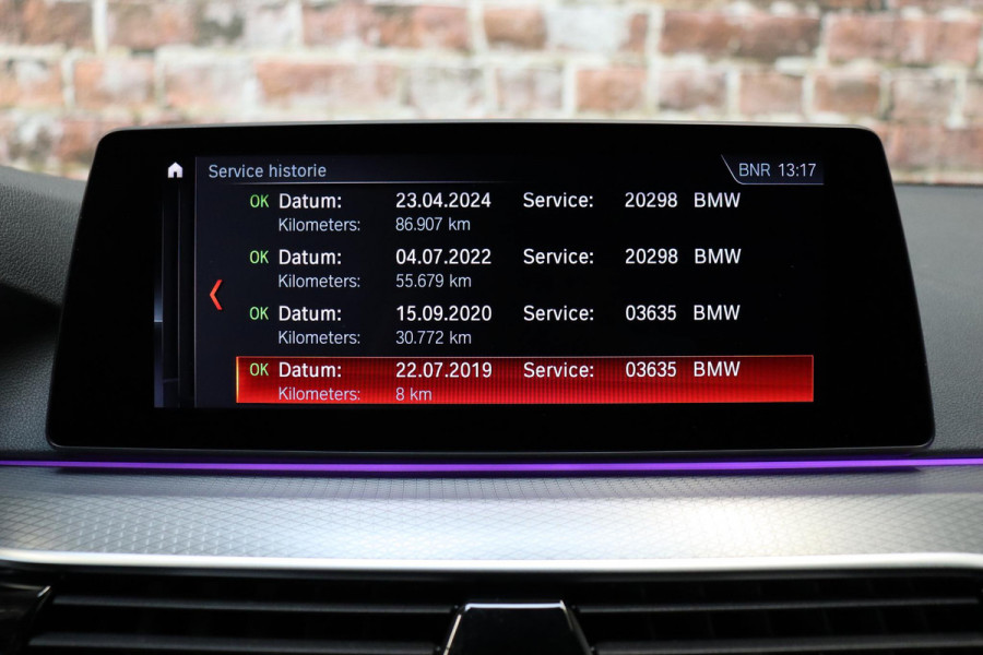 BMW 5 Serie Touring 530i High Executive M Sport Pakket Automaat / Navigatiesysteem Professional /  Head-Up Display / Comfortstoelen / Trekhaak / Sfeerverlichting / Driving Assistant / Stoelverwarming / Multifunctioneel Instrumentendisplay / Hifi / Adaptieve LED-koplamp / M Sportremsysteem / Active Protection