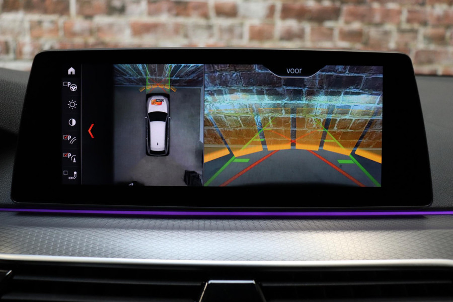 BMW 5 Serie Touring 530i High Executive M Sport Pakket Automaat / Navigatiesysteem Professional /  Head-Up Display / Comfortstoelen / Trekhaak / Sfeerverlichting / Driving Assistant / Stoelverwarming / Multifunctioneel Instrumentendisplay / Hifi / Adaptieve LED-koplamp / M Sportremsysteem / Active Protection
