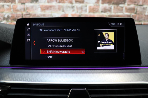 BMW 5 Serie Touring 530i High Executive M Sport Pakket Automaat / Navigatiesysteem Professional /  Head-Up Display / Comfortstoelen / Trekhaak / Sfeerverlichting / Driving Assistant / Stoelverwarming / Multifunctioneel Instrumentendisplay / Hifi / Adaptieve LED-koplamp / M Sportremsysteem / Active Protection